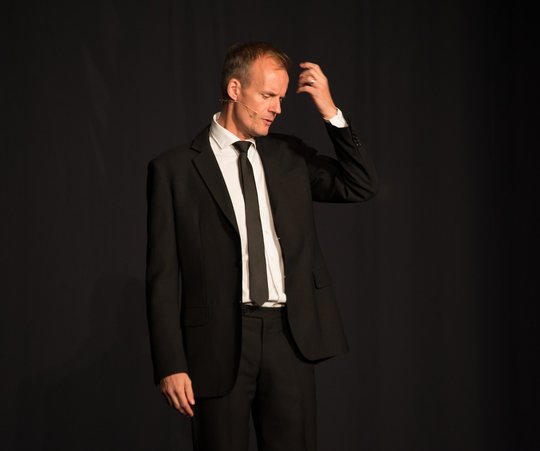 Max Uthoff: "Der Mensch hat durch einen Zufall in der Evolution Bewusstsein entwickelt, kann aber letztlich meistens nichts damit anfangen. Das ist Quelle tiefster Not, aber auch größter Komik."