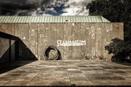 Olaf Metzels Werk "Stammheim", angebracht am Vierecksaal des Württembergischen Kunstvereins, wollte das Finanzministerium 2001 entfernen lassen. Foto: Martin Storz