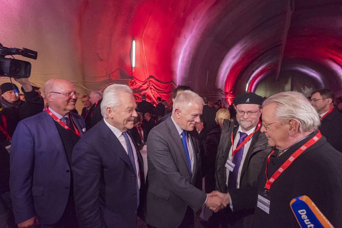 S 21: Endlich Frieden gemacht mit Sägen-Weltmeister Hans-Peter Stihl (rechts) und Bahnchef Rüdiger Grube beim Tunneldurchschlag Cannstatt 2016. 