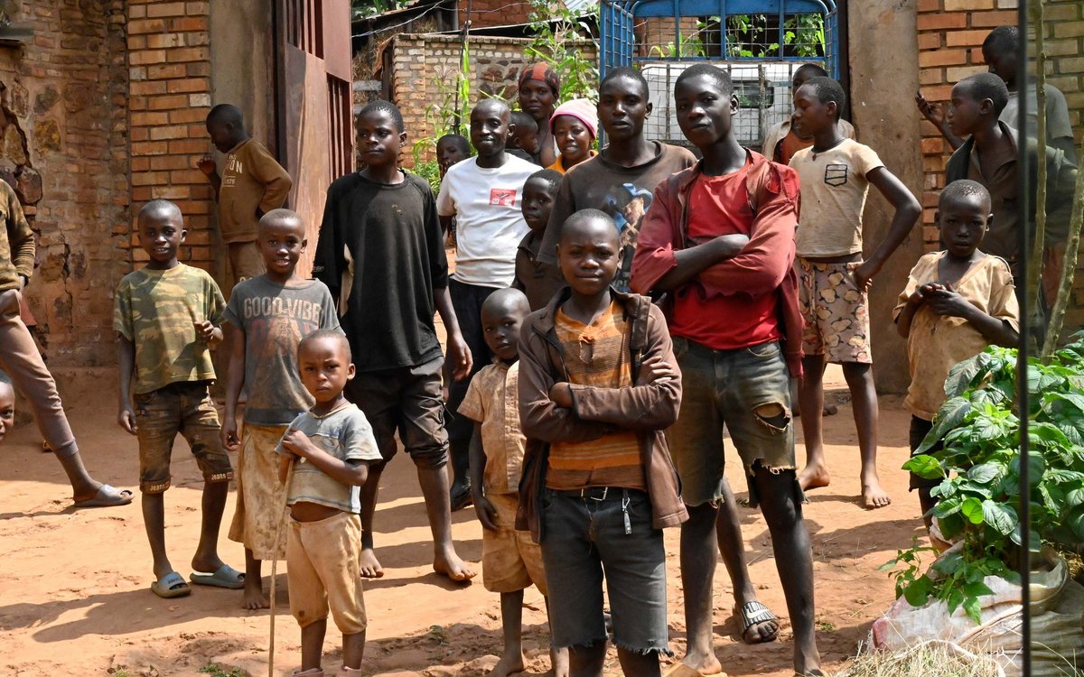 Die Kinder der Kaffee-Bauern aus der Kooperative beäugen den Besuch. Die Kinder der Kaffee-Bauern aus der Kooperative beäugen den Besuch.
