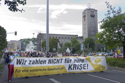 Demo in Stuttgart, so wiederkehrend wie die Krisen.