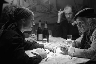 Journalist Jürgs (Robert Gwisdek, hinten) beobachtet Schneider im Gespräch mit einem unbekannten Poeten (Denis Lavant).