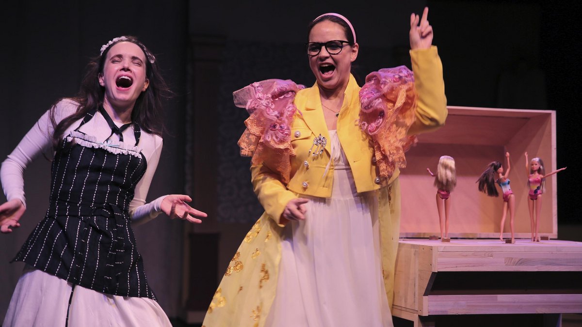 Auch das Theaterstück "Stolz und Vorurteil* (*oder so)" steht im aktuellen Programm der Kulturgemeinschaft. Foto: Laura Kifferle/Tri-bühne