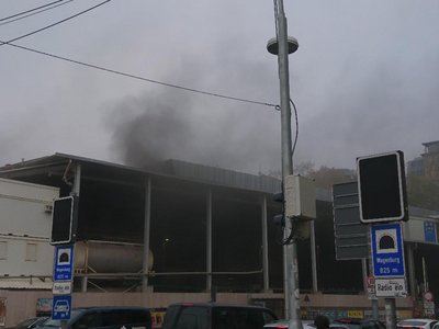 "Unaufregendes Ereignis"? Rauch aus der Rettungszufahrt zum Tunnel am Gebhard-Müller-Platz. Foto: Marcel Mühlich