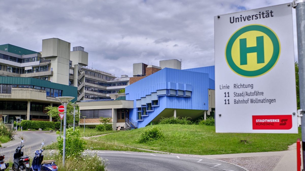 Die Universität ist etwas abgelegen. Zum Glück ist sie gut an den ÖPNV angebunden. 