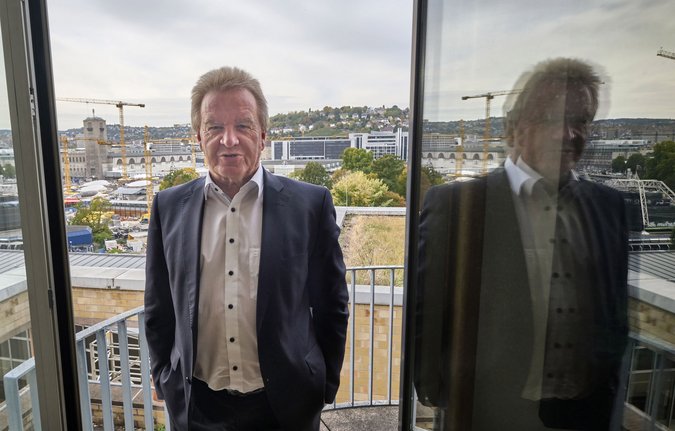 Umweltminister Franz Untersteller heute, sein Büro mit Blick auf die Stuttgart-21-Baustelle. Foto: Joachim E. Röttgers Umweltminister Franz Untersteller heute, sein Büro mit Blick auf die Stuttgart-21-Baustelle. Foto: Joachim E. Röttgers