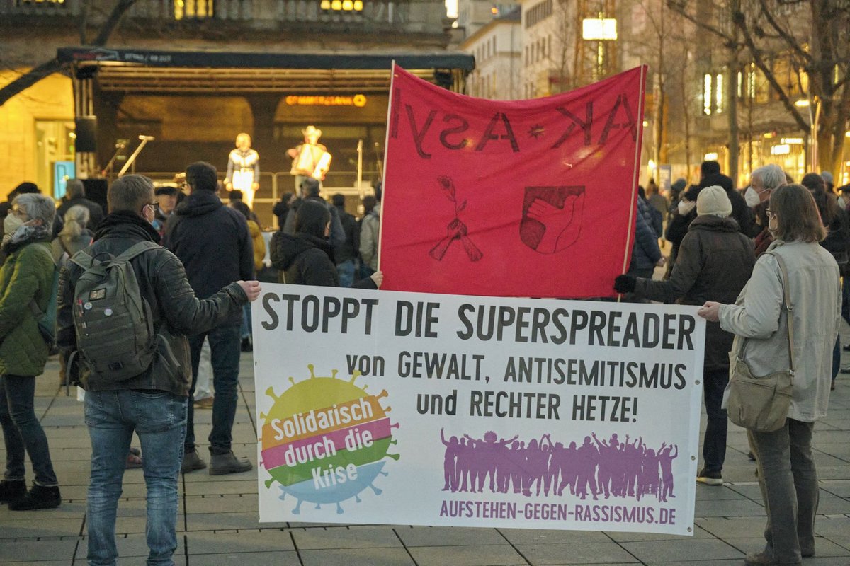Kundgebung "Für eine gerechte Corona-Politik! Solidarität gegen Demokratiefeinde und rechte Stimmungsmache" am 15. Februar auf dem Stuttgarter Schlossplatz. Foto: Joachim E. Röttgers