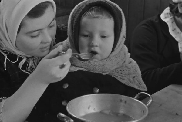 Schlechte Verpflegung: Eine Zwangsarbeiterin füttert ihr Kind mit dünner Suppe in der Bosch-Werkskantine für "Ostarbeiterinnen". Foto: Stadtarchiv Stuttgart, StAS 9510, Kriegschronik, Film 75