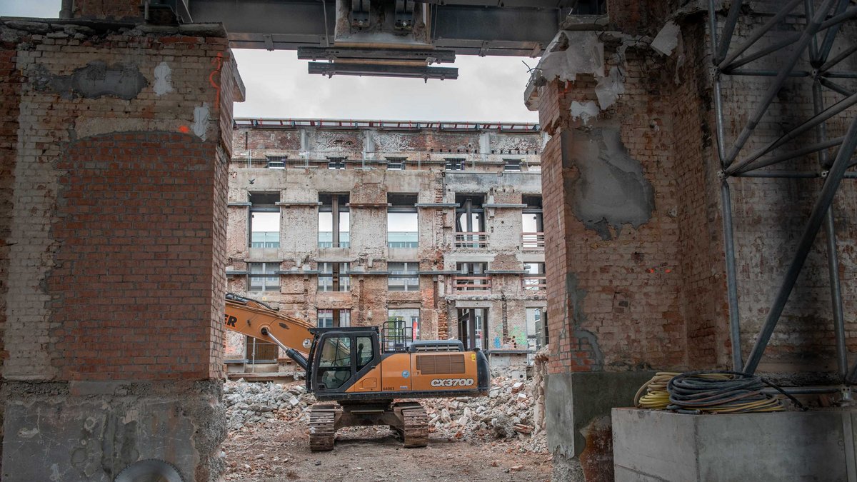 Heute ist der denkmalgeschützte Bonatzbau nur noch eine Fassade. Foto: Jens Volle