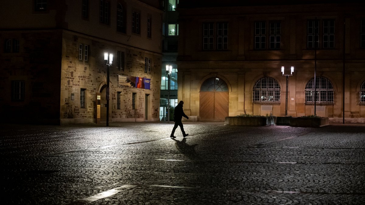 Gleich nebenan: tote Hose und dunkle Ecken auf dem Schillerplatz.