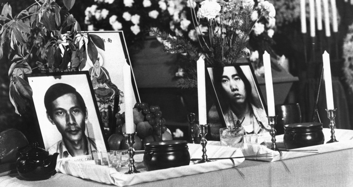Blumengeschmückter Altar für die beiden Opfer des Brandanschlags, Nguyen Ngoc Châu und Do Anh Lân, bei der Trauerfeier in Hamburg am 4.9.1980. Foto: dpa-Bildarchiv