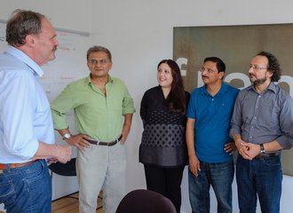 Kontext-Vereinsvorsitzender Uli Reinhardt (links), Gäste aus Pakistan. Foto: Joachim E. Röttgers 