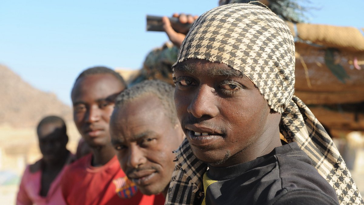 Sie sind weit weg von Deutschland: junge Goldschürfer im Sudan, 2017. Aus der Ausstellung "Fragile Träume". Foto: Katharina Eglau