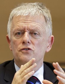 Zugeknöpfter OB Fritz Kuhn. Foto: JR