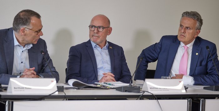 Nicht überzeugt: Landesverkehrsminister Winfried Hermann (Mitte) und Stuttgarts Oberbürgermeister Frank Nopper (rechts). Foto: Joachim E. Röttgers
