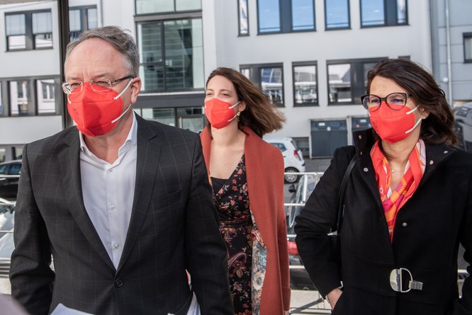 Der SPD-Landesvorsitzende Andreas Stoch und seine Stellvertreterinnen Dorothea Kliche-Behnke und Rita Schwarzelühr-Sutter auf dem Weg zu den Sondierungen. Foto: Jens Volle Der SPD-Landesvorsitzende Andreas Stoch und seine Stellvertreterinnen Dorothea Kliche-Behnke und Rita Schwarzelühr-Sutter auf dem Weg zu den Sondierungen. Foto: Jens Volle