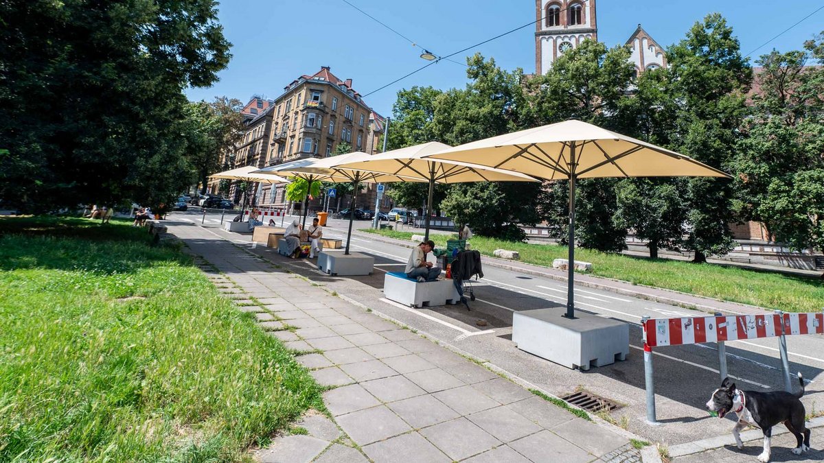 Stuttgarts Beitrag zum Hitzeschutz: Sonnenschirme auf Beton am Bismarckplatz. Foto: Jens Volle