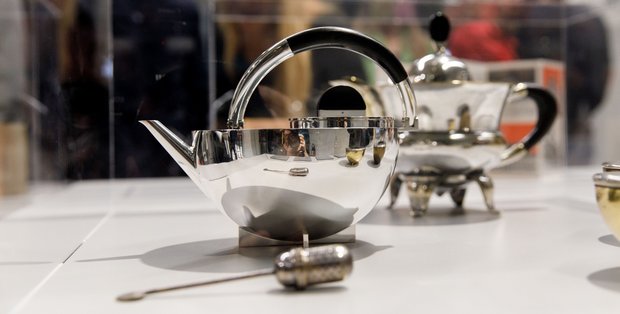 Teekanne aus Silber, entworfen von Marianne Brandt