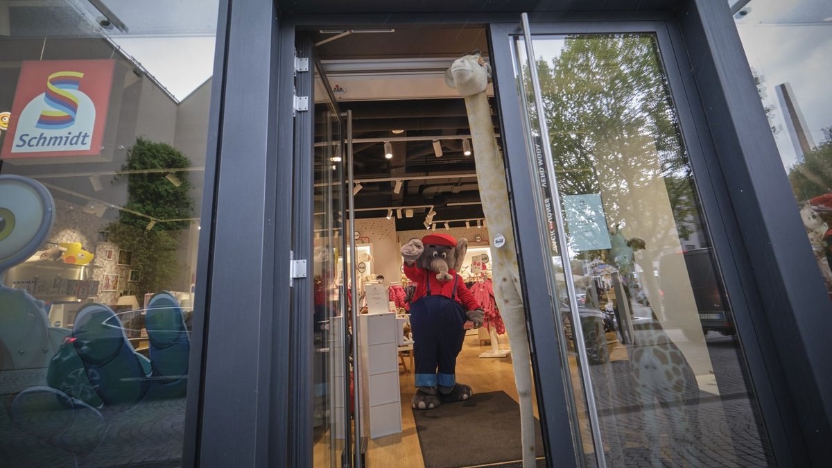 Elefantöses Hineinwinken in das Outlet von Steiff.
