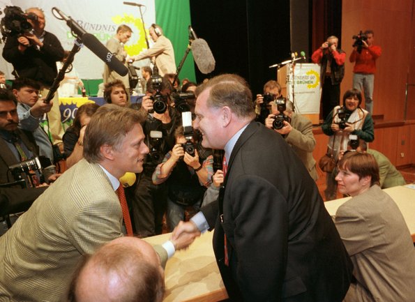1997 darf Erwin Teufel zu den Grünen kommen. Kuhn erscheint beglückt. 1997 darf Erwin Teufel zu den Grünen kommen. Kuhn erscheint beglückt.