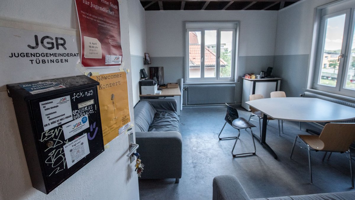 Aufräumen? Das Büro des Jugendgemeinderats, ebenfalls im Haus untergebracht, wirkt beinahe steril. Aufräumen? Das Büro des Jugendgemeinderats, ebenfalls im Haus untergebracht, wirkt beinahe steril.