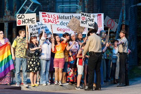 Gegendemo auf der Bühne. Foto: Oliver Vogel