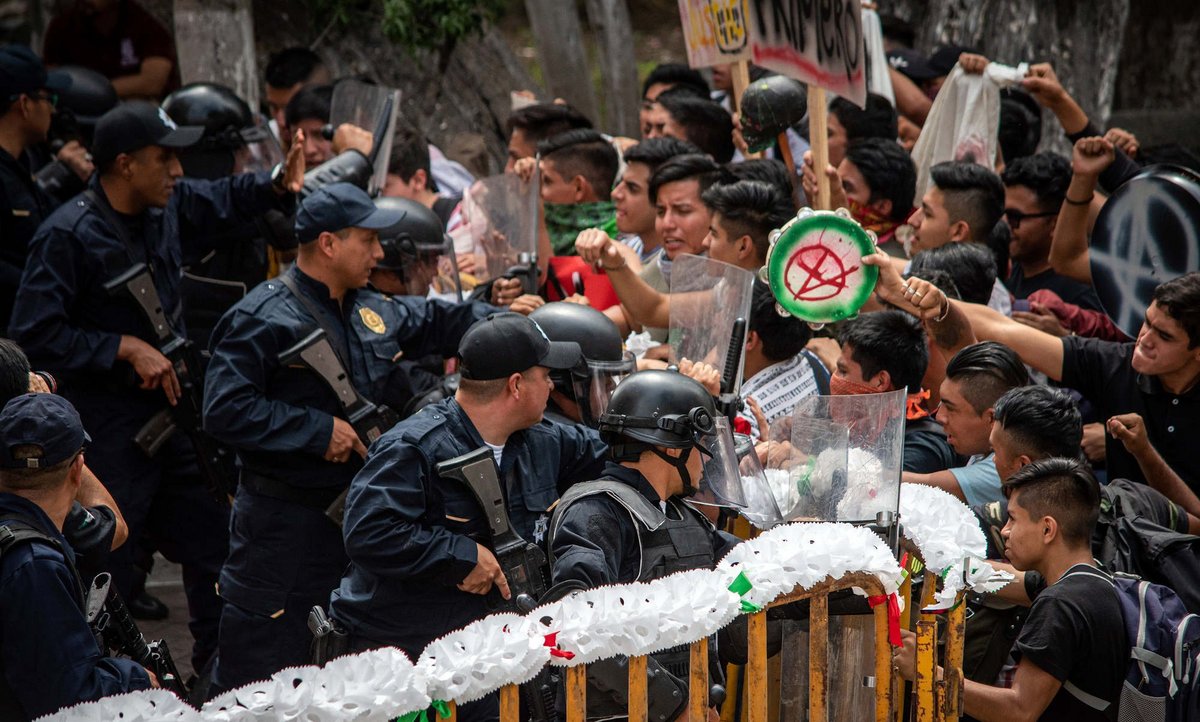 In Daniel Harrichs auf investigativen Recherchen basierendem Spielfilm "Meister des Todes II" geht die mexikanische Polizei schwer bewaffnet gegen Demonstranten vor. Foto: SWR/Diwa Film/Nurivan Mendoza Memije In Daniel Harrichs auf investigativen Recherchen basierendem Spielfilm "Meister des Todes II" geht die mexikanische Polizei schwer bewaffnet gegen Demonstranten vor. Foto: SWR/Diwa Film/Nurivan Mendoza Memije