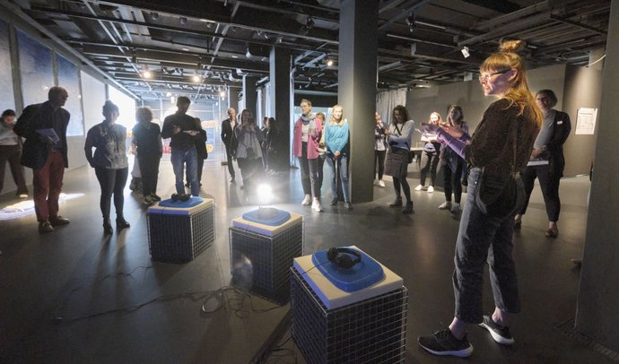 Kristina Öllek, Künstlerin aus Estland, erklärt ihre Tiefseebergbau-Videoinstallation.