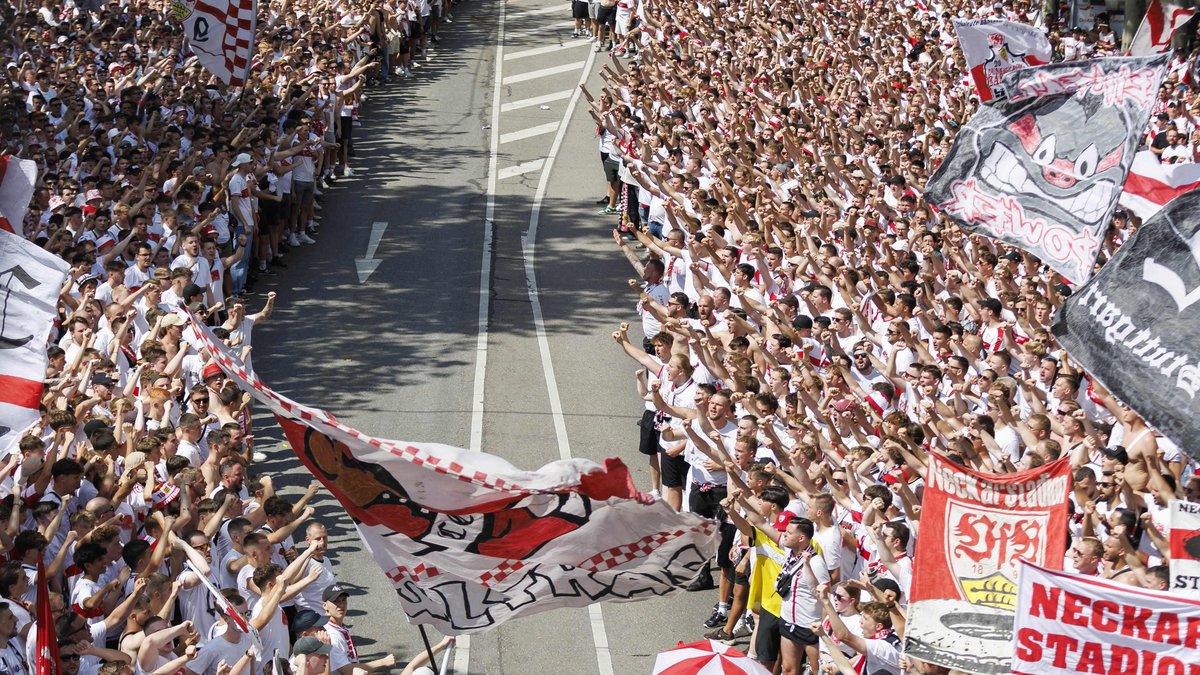 Fußball ist unser König: Zum Start der Bundesligasaison ziehen VfB-Fans vors Stuttgarter Neckarstadion, offiziell MHP-Arena. Foto: Julian Rettig