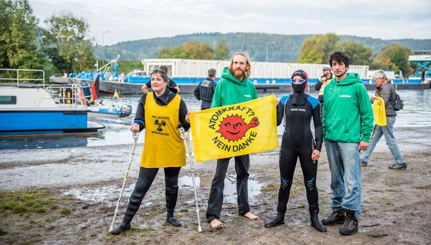 Lecomte (links) bei einer Protestaktion gegen Castor-Transporte auf dem Neckar, November 2017. Foto: Jens Volle