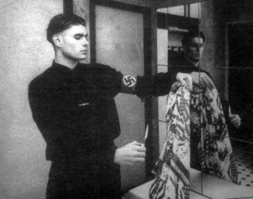 Auch schon eingeladen: Velimir Bujanec, hier in den 1990ern mit Hakenkreuzbinde, heute TV-Moderator. Foto: <a href="https://commons.wikimedia.org/wiki/File:Velimir_Bujanec_while_young.jpg" title=" Original auf wikimedia”" target="_blank">K. Solin/Wikime