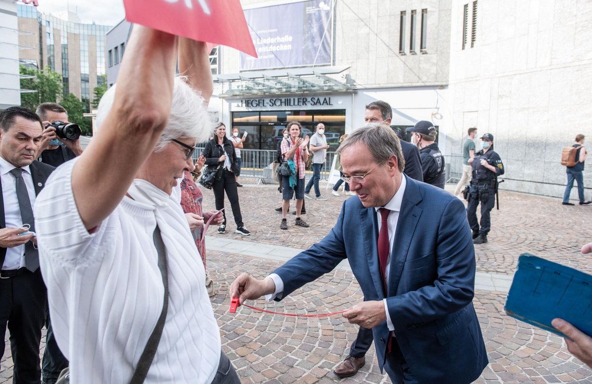 Eine Umweltaktivistin vor der Stuttgarter Liederhalle hat ihre Trillerpfeife verloren. Armin Laschet (CDU) gibt sie ihr zurück. Das war im Juli. Kanzler wurde er trotzdem nicht.  Eine Umweltaktivistin vor der Stuttgarter Liederhalle hat ihre Trillerpfeife verloren. Armin Laschet (CDU) gibt sie ihr zurück. Das war im Juli. Kanzler wurde er trotzdem nicht.