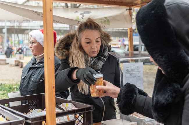Helfende Hände bei "Supp optimal": Eintopf zum Mitnehmen.