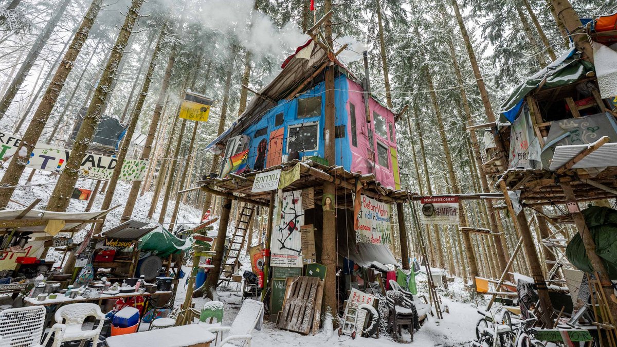 Zum sechsten Mal Winter im Protestcamp: Im Februar 2021 entstand die erste Plattform, in ganzjährig genutzten Baumhäusern rauchen Holzöfen.
