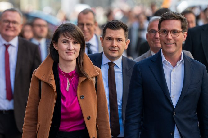 Die Freiburger Finanzbürgermeisterin Carolin Jenkner ist eine von zwei Frauen im CDU-Sondierungsteam um Manuel Hagel (rechts). Foto: Jens Volle
