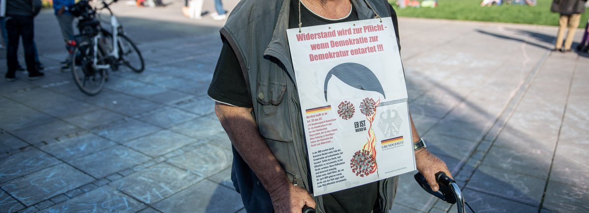 Das habe es nicht mal unter Hitler gegeben: 'Selbst das Recht, sich öffentlich zu versammeln, ist bei Strafe verboten', steht auf dem Schild.