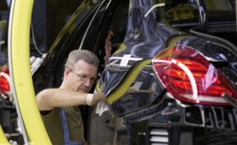 Weniger Werkverträge bei der Daimler AG