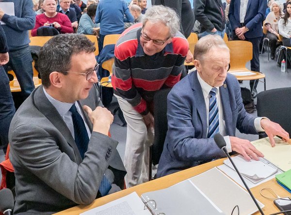 "Störgefühl" bei der Gerichtsentscheidung: LNV-Anwalt Urs Kramer (links) im Gespräch mit Dieter Reicherter vom Aktionsbündnis gegen Stuttgart 21.