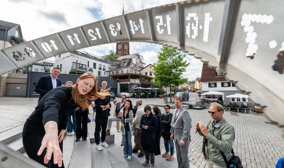 Die Typografin Charlotte Rohde und eine von drei Sonnenuhren, die sie gemeinsam mit der Turmuhren-Manufaktur Perrot hergestellt hat.