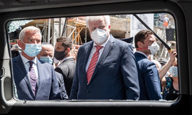 Sogar Bundesinnenminister Horst Seehofer flog ein, Empörung im Handgepäck.