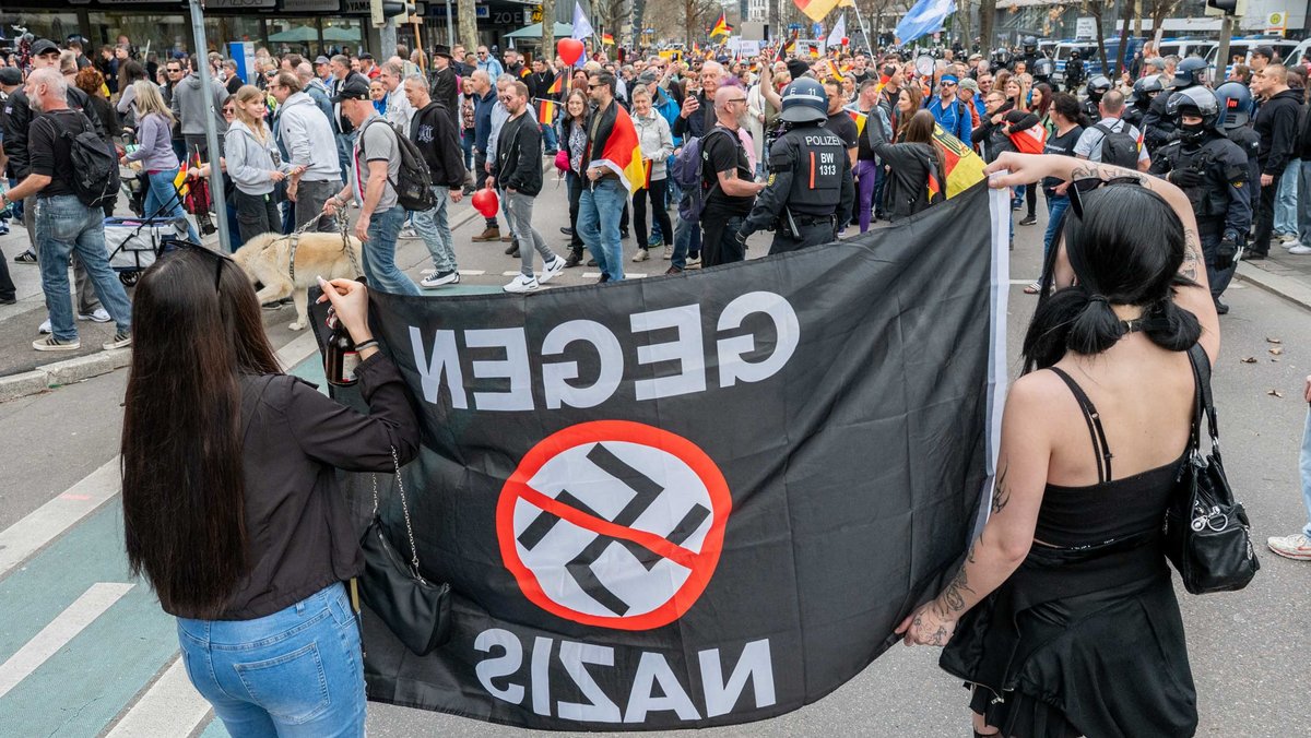 Zwei Gegendemonstrantinnen. 