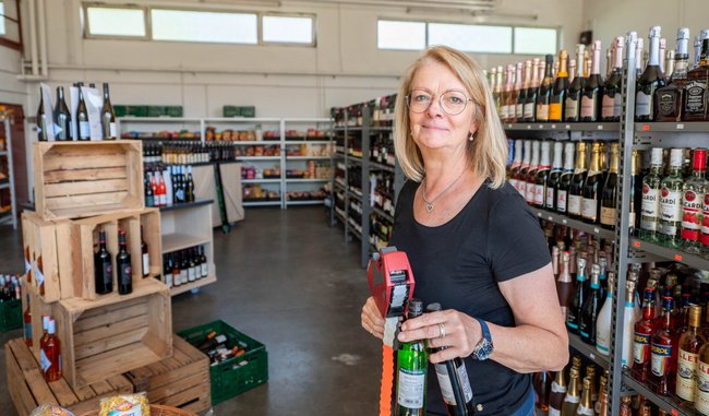 Siegrid Höfle mit allem, was noch zu gebrauchen ist, in der eben eröffneten Lagerhalle. Siegrid Höfle mit allem, was noch zu gebrauchen ist, in der eben eröffneten Lagerhalle.