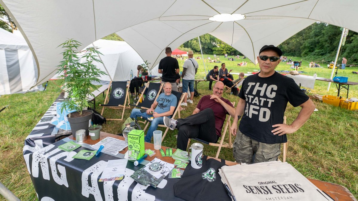 Politische Statements auch am Stand des Cannabis Social Clubs Stuttgart – "THC statt AfD".