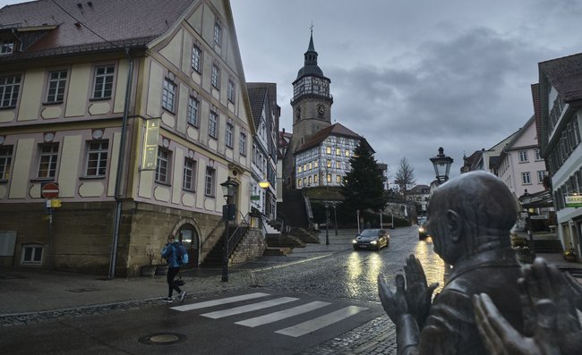 Links das Hotel Alte Vogtei, es gehört Fußballer Mario Gomez – Guido Messers "Claqueure" klatschen Beifall.