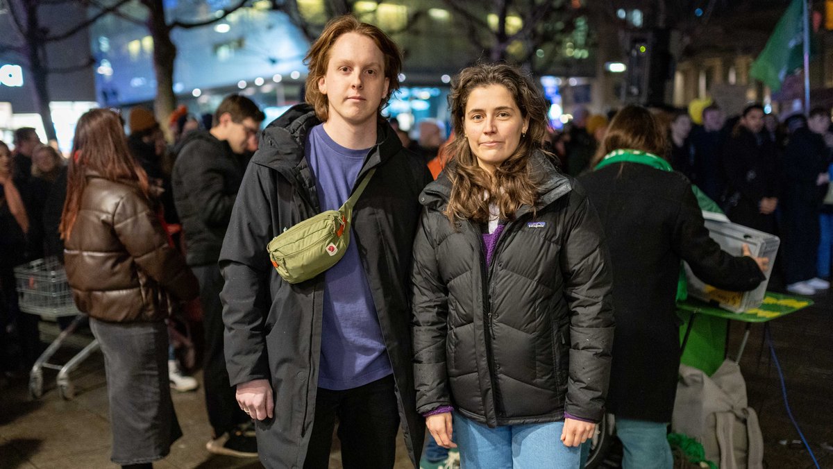 Tim Bühler und Tamara Stoll, Vorsitzende der Grünen Jugend Baden-Württemberg, bei einer Demo gegen rechts im Januar 2025. Foto: Julian Rettig
