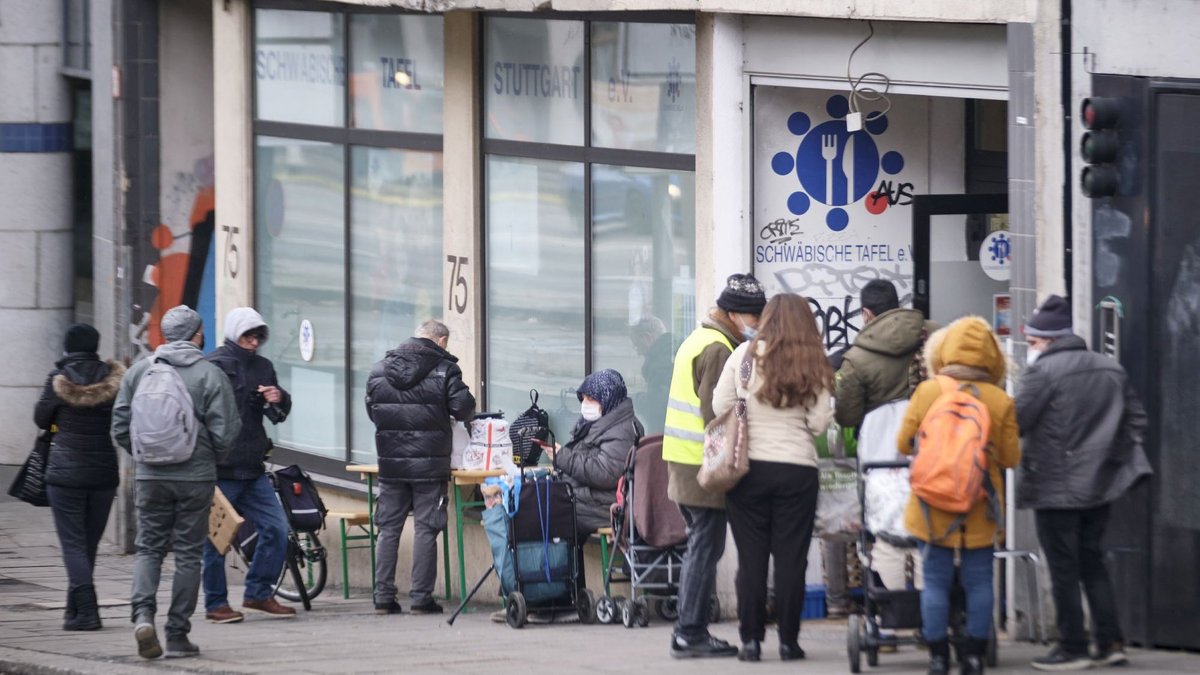 Auffangstationen für Bedürftige – bei der Schwäbischen Tafel sind die Schlangen seit Corona noch länger geworden. Fotos: Joachim E. Röttgers