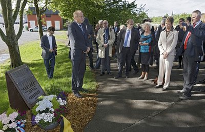 Der Ausschuss des baden-württembergischen Landtags vor der Gedenktafel für Michèle Kiesewetter, Heilbronn, Mai 2015.