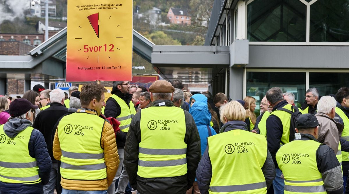 Mondays for Jobs, montags in der Mittagspause: Beschäftigte der WMF rufen auf zum Spaziergang ums Werk, aus Protest gegen den geplanten Stellenabbau. Fotos: Joachim E. Röttgers