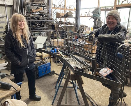 Wenn's gar nicht läuft mit der Kunst, schweißt Dorle Ferbers Partner, der Metallbildhauer Michael Kussl, auch mal Pflüge.