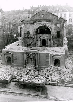 Die Ruine der gesprengten Synagoge, aufgenommen einige Tage nach dem Pogrom. Ein Konstanzer Bauunternehmer führt bereits die Trümmersteine weg.